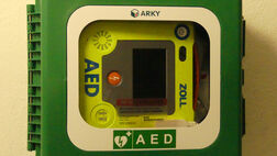 Drei neue Defibrillatoren in Anreppen installiert