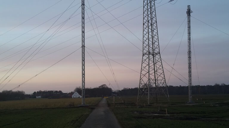 Strommasten in Anreppener Feldflur wird erneuert