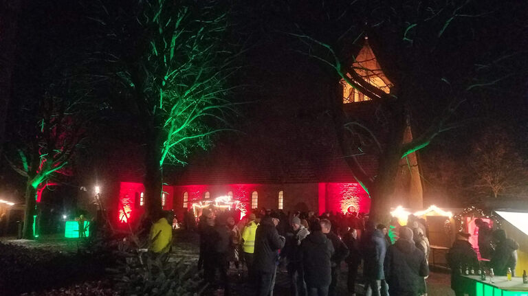 Erster Weihnachtsmarkt in Anreppen ein voller Erfolg