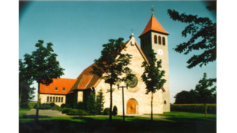 Kirche 1996 nach der Fertigstellung des Kirchturmes mit Glockengeläut
