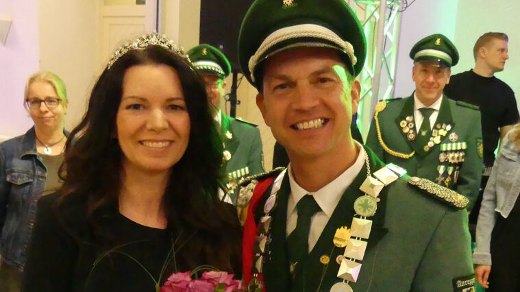 Neues Königspaar in Anreppen: René und Tanja Kress auf dem Thron